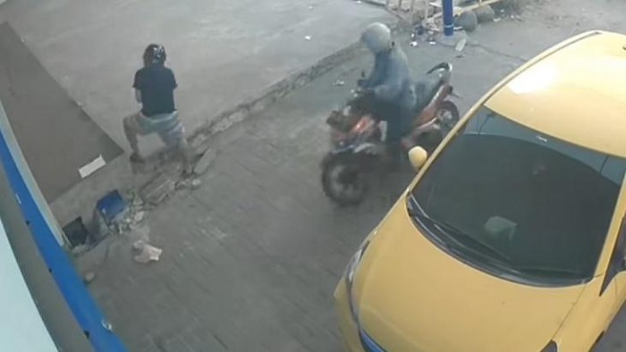 Dua pria boncengan motor curi meteran air PDAM Makassar.