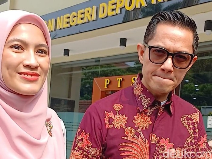 Dude Harlino dan Alyssa Soebandono di PN Depok.
