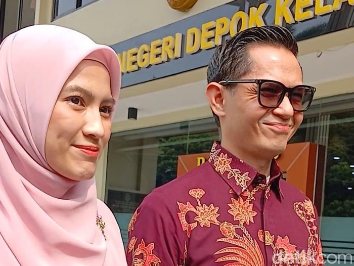 Dude Harlino dan Alyssa Soebandono di PN Depok.