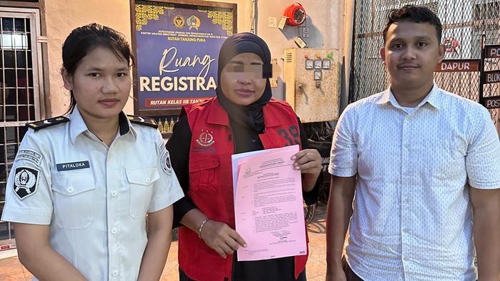Terpidana kasus dapur minyak ilegal, Sri Rita Wati saat diserahkan ke Rutan.