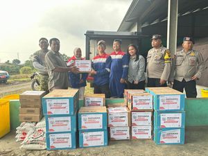 Elnusa Petrofin Salurkan Bantuan bagi Pengungsi Erupsi Gunung Sinabung