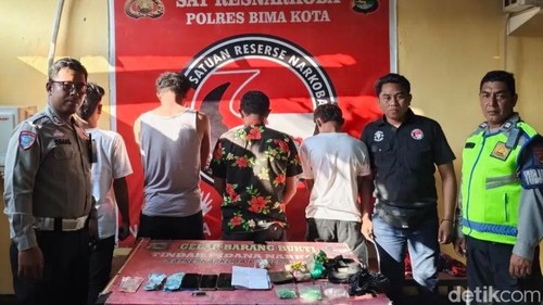 Empat pengedar ekstasi yang ditangkap polisi di Kota Bima, NTB, Rabu (9/9/2026).