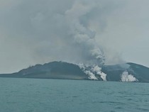 Penampakan Erupsi Anak Krakatau: Keluarkan Abu Tipis-Asap