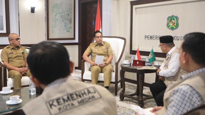 Foto: Wali Kota Medan Rico Waaa bersama Kepala Kantor Kementrian Haji dan Umrah Kota Medan, Muhammad Bambang Irawan Hutasuhut. (dok. Pemkot Medan)