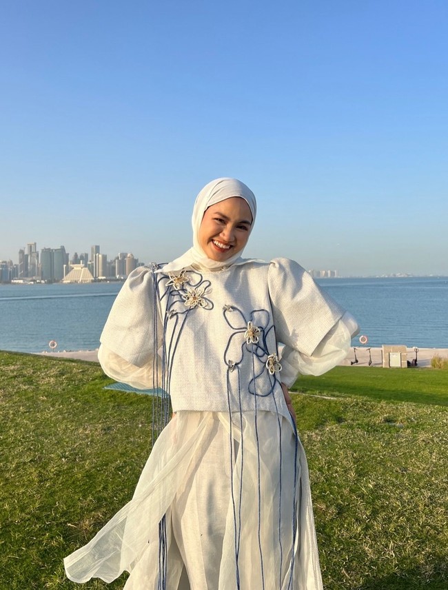 Xaviera Putri dikenal sebagai kreator konten dan akademisi muda berprestasi yang lulus dari Korea Advanced Institute of Science and Technology (KAIST). Namanya semakin populer setelah tampil di ajang kompetisi pengetahuan Clash of Champions oleh Ruangguru, serta dikenal sering membagikan konten inspiratif seputar edukasi, kehidupan kuliah di Korea Selatan, dan gaya busana modest fashion yang modis. Tak heran gayanya menjadi sorotan hijabers Tanah Air. Foto: Dok. Instagram @xavieraaputri.