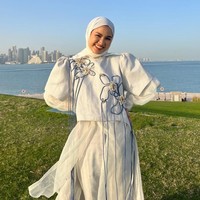 Xaviera Putri dikenal sebagai kreator konten dan akademisi muda berprestasi yang lulus dari Korea Advanced Institute of Science and Technology (KAIST). Namanya semakin populer setelah tampil di ajang kompetisi pengetahuan Clash of Champions oleh Ruangguru, serta dikenal sering membagikan konten inspiratif seputar edukasi, kehidupan kuliah di Korea Selatan, dan gaya busana modest fashion yang modis. Tak heran gayanya menjadi sorotan hijabers Tanah Air. Foto: Dok. Instagram @xavieraaputri.