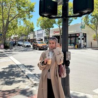 Gaya Xaviera juga bisa kamu tiru dengan mengenakan pashmina light taupe lilit yang dipadukan trench coat panjang berwarna beige. Outfit bergaya chic street style ini dipadukan dengan kemeja dalaman dan tas bahu maroon sebagai penyempurna tampilan. Foto: Dok. Instagram @xavieraaputri.