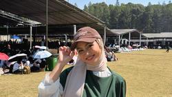 Inspirasi Gaya Hijab dan Padu Padan Outfit Gen Z ala Xaviera Putri