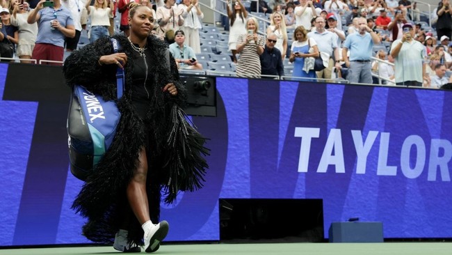 Townsend tampil dalam balutan outfit hitam dengan detail yang cukup mencolok sehingga memicu beragam reaksi dari netizen. sejumlah penggemar mempertanyakan pilihan busana tersebut. Apa yang dikenakan Townsend di lapangan? tulis seorang pengguna media sosial. (Foto: Dok. US Open)