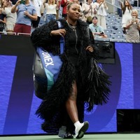 Townsend tampil dalam balutan outfit hitam dengan detail yang cukup mencolok sehingga memicu beragam reaksi dari netizen. sejumlah penggemar mempertanyakan pilihan busana tersebut. Apa yang dikenakan Townsend di lapangan? tulis seorang pengguna media sosial. (Foto: Dok. US Open)