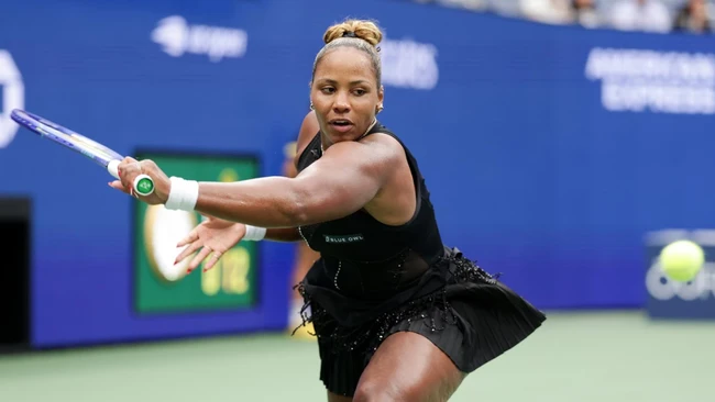 Penampilan serba hitam tersebut bukan satu-satunya busana unik yang dikenakan Taylor Townsend di US Open tahun ini. Sang petenis diketahui menampilkan outfit custom berbeda di setiap babak turnamen. Foto: Dok. US Open