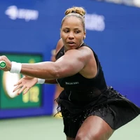 Penampilan serba hitam tersebut bukan satu-satunya busana unik yang dikenakan Taylor Townsend di US Open tahun ini. Sang petenis diketahui menampilkan outfit custom berbeda di setiap babak turnamen. Foto: Dok. US Open