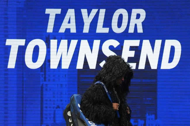Komentar lain bahkan membandingkan penampilan Townsend dengan karakter beruang. Taylor Townsend baru saja masuk lapangan US Open dengan pakaian seperti beruang grizzly. Ada apa dengan ini? tulis seorang netizen. Foto: IMAGN IMAGES via Reuters/ROBERT DEUTSCH