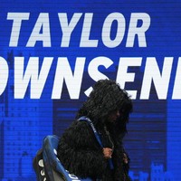 Komentar lain bahkan membandingkan penampilan Townsend dengan karakter beruang. Taylor Townsend baru saja masuk lapangan US Open dengan pakaian seperti beruang grizzly. Ada apa dengan ini? tulis seorang netizen. Foto: IMAGN IMAGES via Reuters/ROBERT DEUTSCH