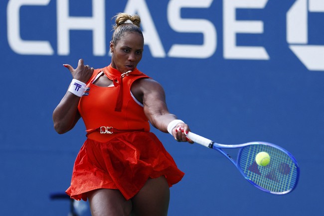 Rangkaian busana tersebut dirancang oleh Anthony Lattimore dengan arahan kreatif dari stylist J. Bolin. Konsepnya tidak hanya mengutamakan tampilan, tetapi juga mempertimbangkan kebutuhan Townsend saat bertanding di lapangan. (Foto: REUTERS/Jeenah Moon)