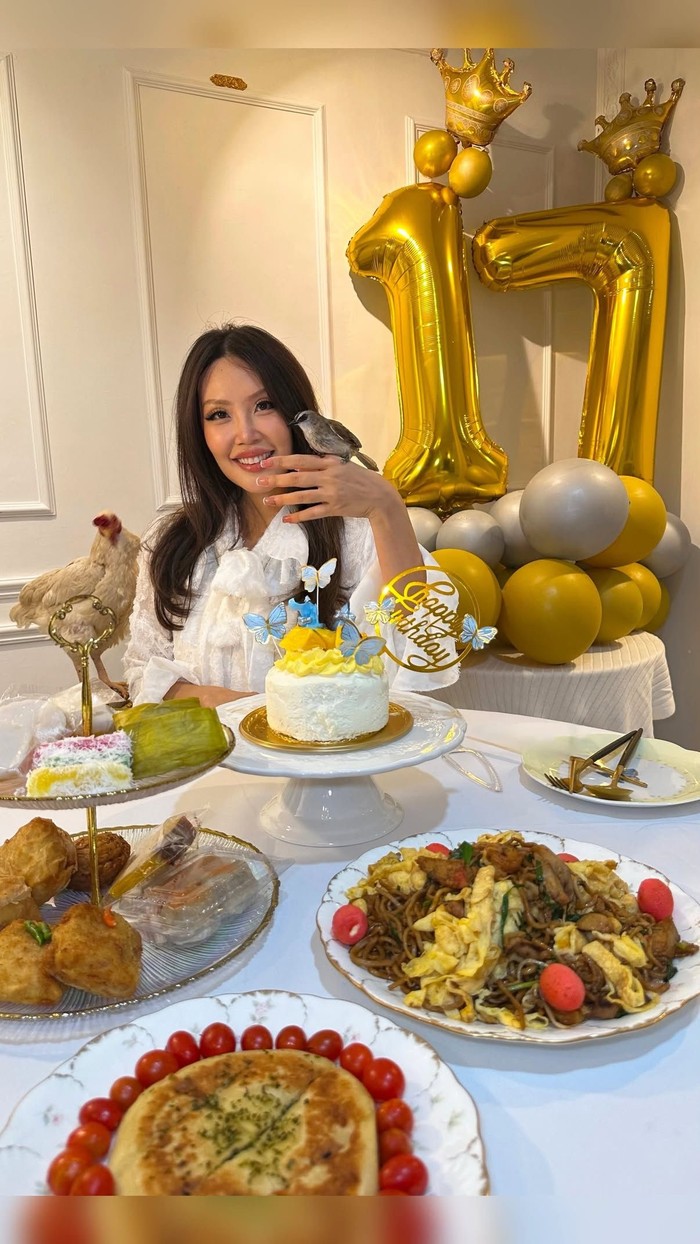 Gemas! Vindy Lee Rayakan Ultah Burungnya ke-17, Siapkan Kue hingga Mie