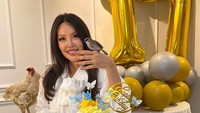 Gemas! Vindy Lee Rayakan Ultah Burungnya ke-17, Siapkan Kue hingga Mie
