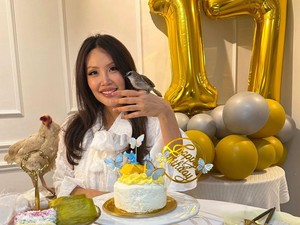 Gemas! Vindy Lee Rayakan Ultah Burungnya ke-17, Siapkan Kue hingga Mie