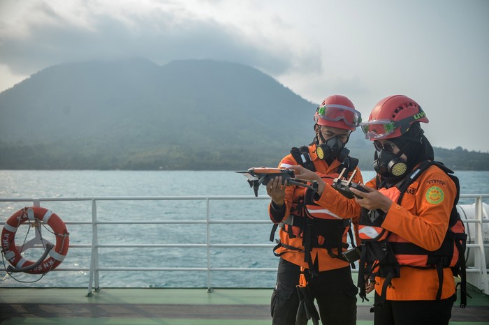 Kapten KN SAR 247 Tetuka Septa Arif Rohadi (kanan) berkoordinasi saat pencarian kapal cepat yang hilang kontak di Perairan Selat Sunda, Kabupaten Lampung Selatan, Lampung, Rabu (9/9/2026). Tim SAR gabungan memperluas cakupan area pencarian dan membag