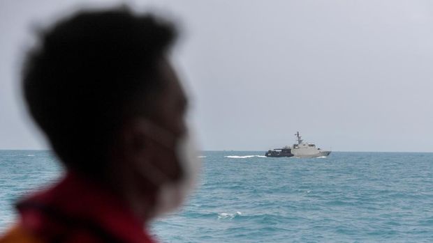 Kapten KN SAR 247 Tetuka Septa Arif Rohadi (kanan) berkoordinasi saat pencarian kapal sigap nan lenyap kontak di Perairan Selat Sunda, Kabupaten Lampung Selatan, Lampung, Rabu (9/9/2026). Tim SAR campuran memperluas cakupan area pencarian dan membagi operasi menjadi empat Search and Rescue Unit (SRU) pada hari kedua pencarian delapan penumpang kapal sigap rombongan wartawan nan dilaporkan lenyap kontak saat meliput erupsi Gunung Anak Krakatau. ANTARA FOTO/Putra M. Akbar/YU