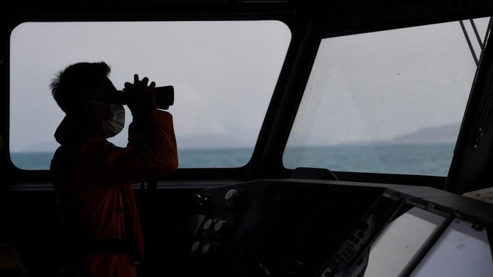 Kapten KN SAR 247 Tetuka Septa Arif Rohadi (kanan) berkoordinasi saat pencarian kapal cepat yang hilang kontak di Perairan Selat Sunda, Kabupaten Lampung Selatan, Lampung, Rabu (9/9/2026). Tim SAR gabungan memperluas cakupan area pencarian dan membagi operasi menjadi empat Search and Rescue Unit (SRU) pada hari kedua pencarian delapan penumpang kapal cepat rombongan jurnalis yang dilaporkan hilang kontak saat meliput erupsi Gunung Anak Krakatau. ANTARA FOTO/Putra M. Akbar/YU