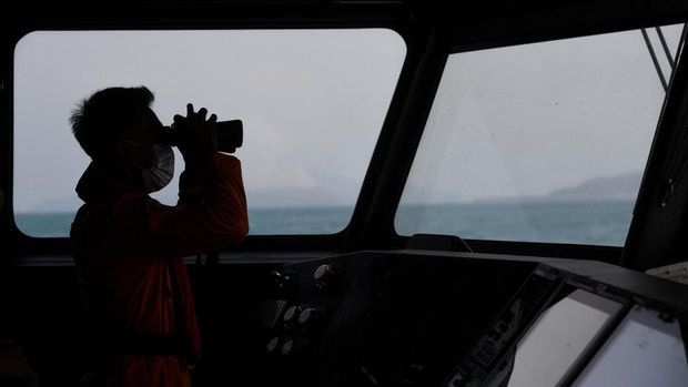 Kapten KN SAR 247 Tetuka Septa Arif Rohadi (kanan) berkoordinasi saat pencarian kapal sigap nan lenyap kontak di Perairan Selat Sunda, Kabupaten Lampung Selatan, Lampung, Rabu (9/9/2026). Tim SAR campuran memperluas cakupan area pencarian dan membagi operasi menjadi empat Search and Rescue Unit (SRU) pada hari kedua pencarian delapan penumpang kapal sigap rombongan wartawan nan dilaporkan lenyap kontak saat meliput erupsi Gunung Anak Krakatau. ANTARA FOTO/Putra M. Akbar/YU