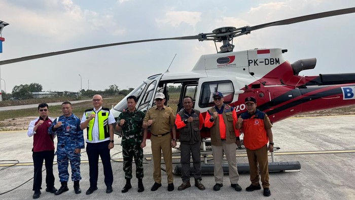 Helikopter water bombing bantuan BNPB yang dikerahkan untuk membantu penanganan karhutla di Samarinda.