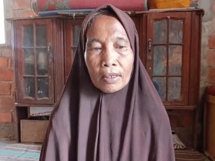 Helmi Nursida (57), ibu korban kakak-adik tewas dibunuh.