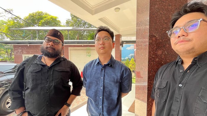 Immanuel (tengah), korban pemukulan dan diludahi jukir liar Surabaya