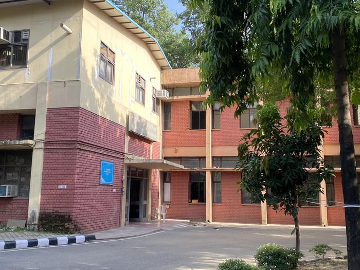 Indian Institute of Technology Delhi (IIT New Delhi) merupakan kampus nomor satu di India. Kampus ini masuk top 118 dunia versi QS WUR 2027.