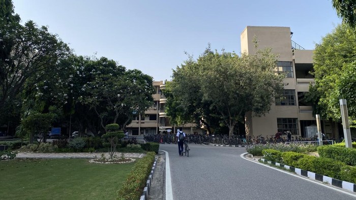Indian Institute of Technology Delhi (IIT New Delhi) merupakan kampus nomor satu di India. Kampus ini masuk top 118 dunia versi QS WUR 2027.