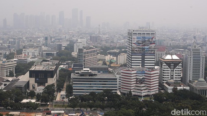 Kabut polusi udara menyelimuti sejumlah wilayah Jakarta, Rabu (9/9/2026). Kondisi tersebut terjadi saat kualitas udara Ibu Kota tercatat tidak sehat dan masuk jajaran kota dengan tingkat polusi tinggi.