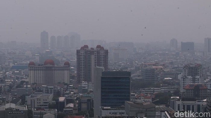 Kabut polusi udara menyelimuti sejumlah wilayah Jakarta, Rabu (9/9/2026). Kondisi tersebut terjadi saat kualitas udara Ibu Kota tercatat tidak sehat dan masuk jajaran kota dengan tingkat polusi tinggi.
