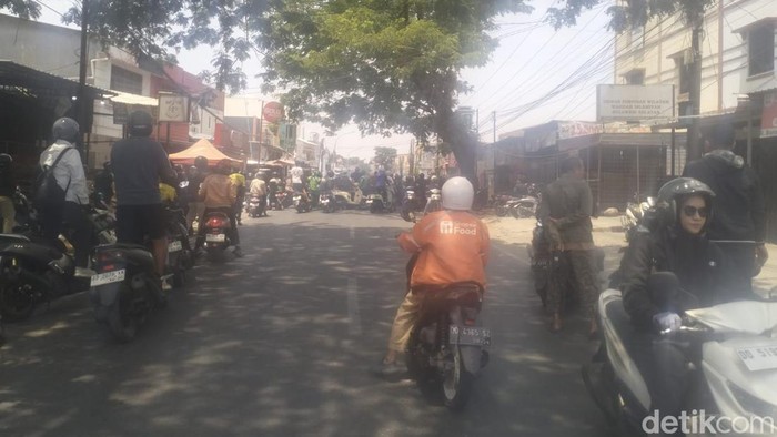 Jalan Ujung Bori Makassar ditutup imbas tawuran gegara sengketa lahan.