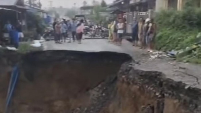 Jalur utama ke Desa Tiga Juhar Deli Serdang amblas hingga akses putus. (Istimewa)