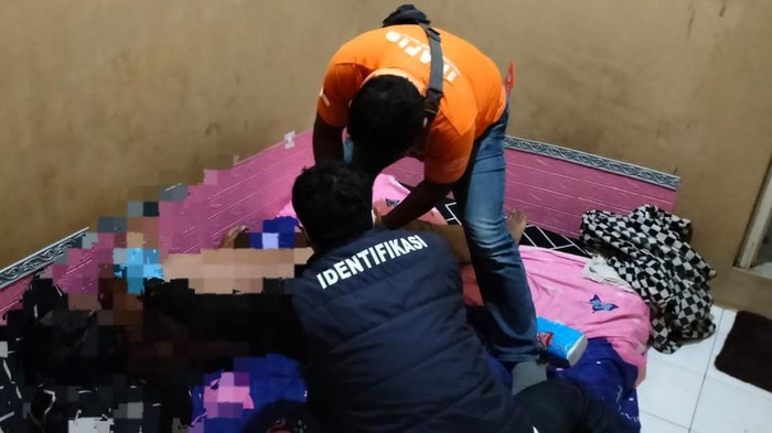 Evakuasi jenazah pria yang ditemukan dalam kos di Blitar