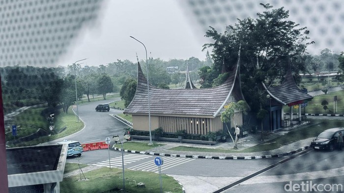 Kabut asap mulai selimuti Kota Padang. (Jeka Kampai/detikSumut)