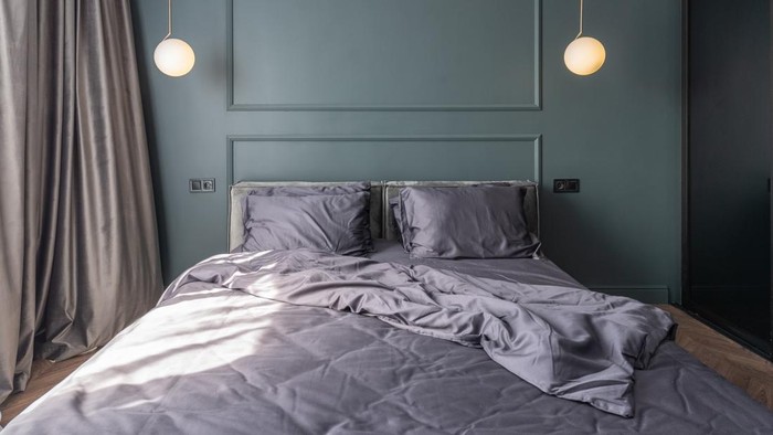 Kamar warna teal gelap.