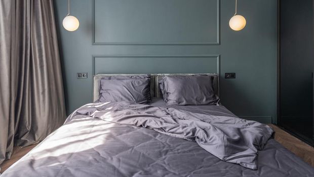 Kamar warna teal gelap. Kamar warna teal gelap.