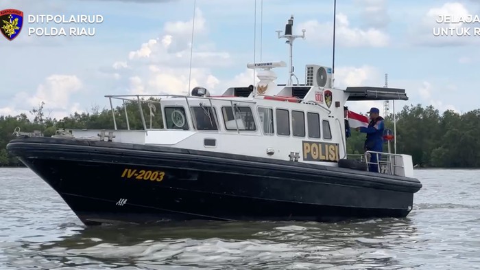 Kapal Jalur Polda Riau menembus batas perairan dan pesisir membawa misi kemanusiaan
