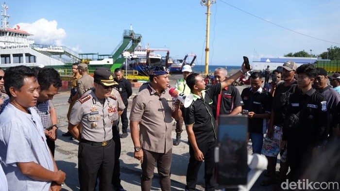 Kapolresta Banyuwangi Kombes Rofiq Rinto Himawan bersama Forkopimda memantau langsung pelabuhan Bulusan.