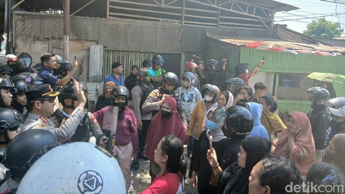 Kapolrestabes Makassar Kombes Arya Perdana turun menenangkan warga di TKP tawuran Jalan Ujung Bori.
