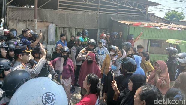 Kapolrestabes Makassar Kombes Arya Perdana turun menenangkan warga di TKP tawuran Jalan Ujung Bori. Kapolrestabes Makassar Kombes Arya Perdana turun menenangkan warga di TKP tawuran Jalan Ujung Bori.