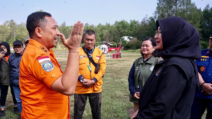 Bupati Ipuk saat meninjau upaya pemadaman karhutla Ijen