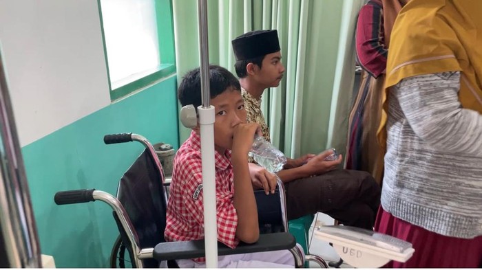 Siswa SMP Negeri 1 Gembong mengalami mual dan diare setelah menyantap MBG saat dilarikan ke rumah sakit, Rabu (9/9/2026).