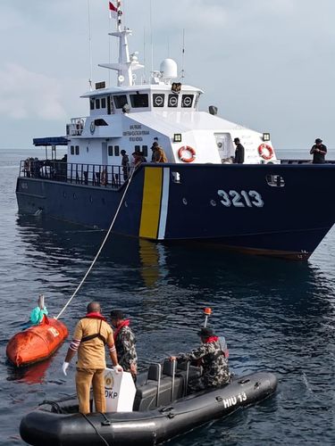 Direktorat Jenderal Pengawasan Sumber Daya Kelautan dan Perikanan (PSDKP) Kementerian Kelautan dan Perikanan (KKP), menangkap satu kapal ikan asing (KIA) asal Filipina yang beroperasi di perairan Sulawesi. (Dok Humas KKP)