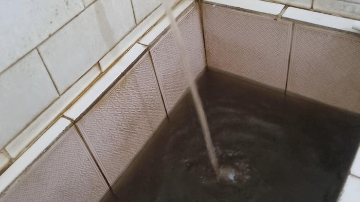 Kondisi air keruh seperti kopi di kos warga Surabaya.