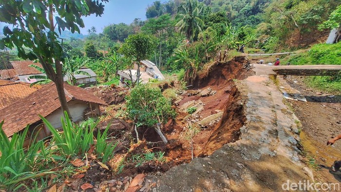 Kondisi area yang terdampak longsor dari jebolnya tanggul irigasi Sungai Terusan Leuwi Kuya, di Kampung Bojongloa Pojok, Kecamatan Kutawaringin, Kabupaten Bandung, Rabu (9/9/2026).