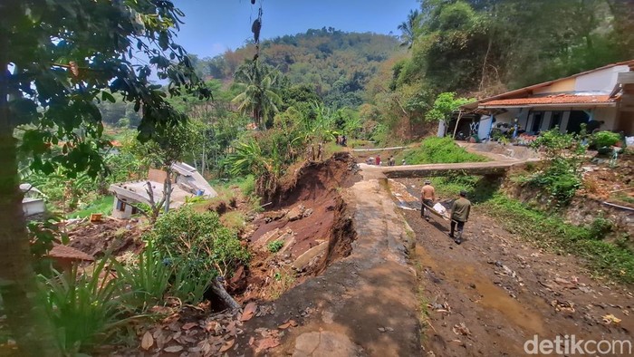 Kondisi area yang terdampak longsor gegara jebolnya tanggul irigasi Sungai Terusan Leuwi Kuya, di Kampung Bojongloa Pojok, Kecamatan Kutawaringin, Kabupaten Bandung,