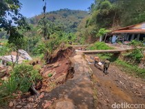 Video: Jebolnya Tanggul Irigasi Sungai Terusan Leuwi Kuya Bandung